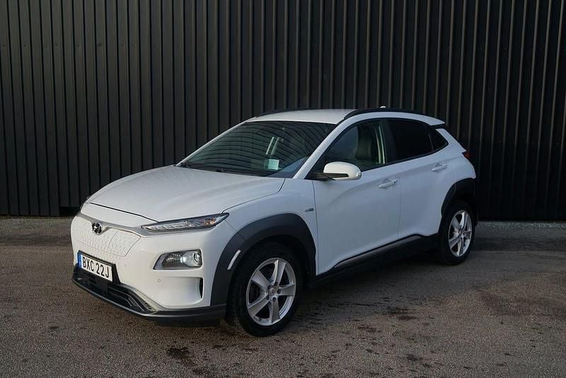 Vit Begagnad 2020 Hyundai Kona Premium SUV | 249 900 kr (Marknadspris) - Bild 1/4