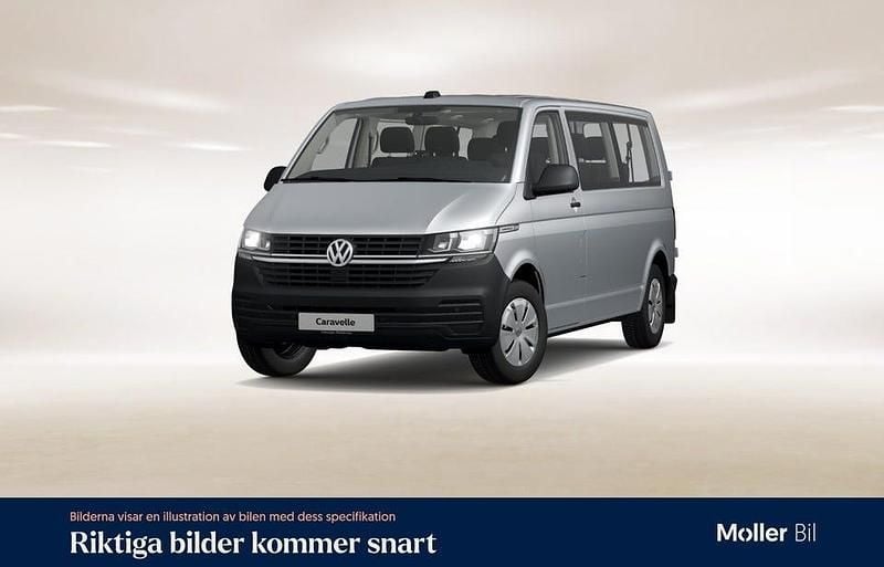 Reflexsilver metallic Begagnad 2023 VW Caravelle Minibuss | 398 900 kr (Superpris) - Bild 1/4