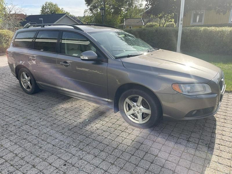Begagnad Volvo V70 Momentum 185 HK (136 kW) 2008 Grå Kombi