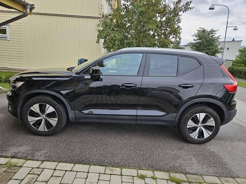 Svart Begagnad 2021 Volvo XC40 Momentum SUV | 314 999 kr (Marknadspris) - Bild 1/4