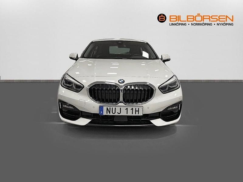 Begagnad BMW 118 Sport Line 136 HK (100 kW) 2021 Vit Halvkombi