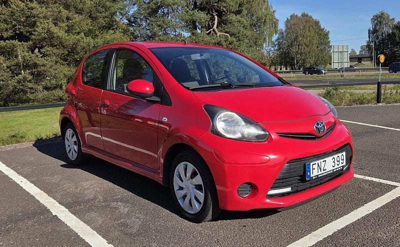 Röd Begagnad 2013 Toyota Aygo Halvkombi | 41 900 kr (Marknadspris) - Bild 1/4