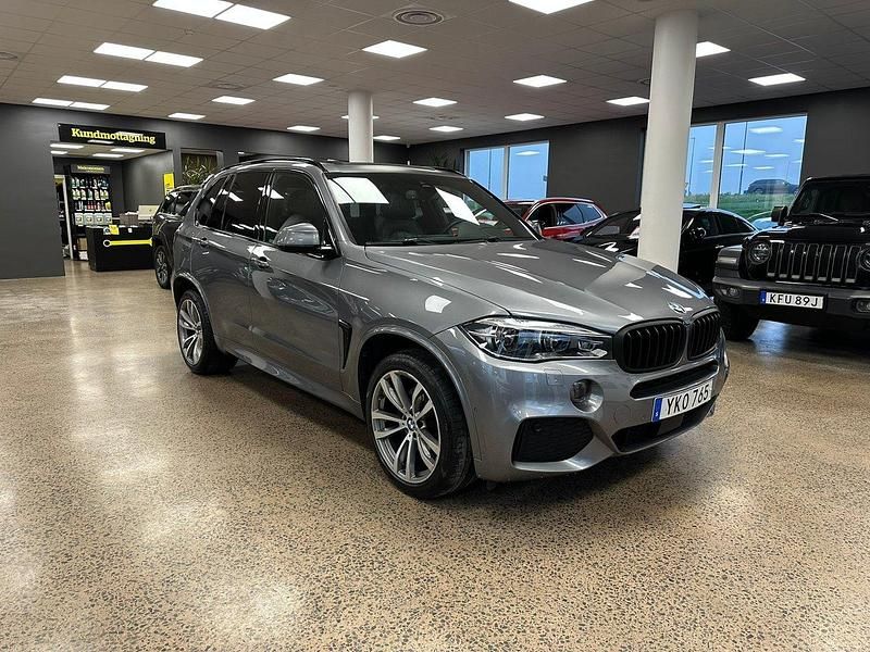 Grå Begagnad 2017 BMW X5 M Sport SUV | 379 900 kr (Marknadspris) - Bild 1/4
