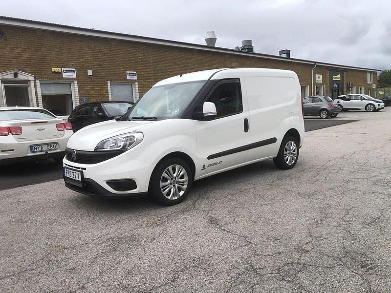 Vit Begagnad 2018 Fiat Doblò Minibuss | 69 000 kr (Superpris) - Bild 1/4