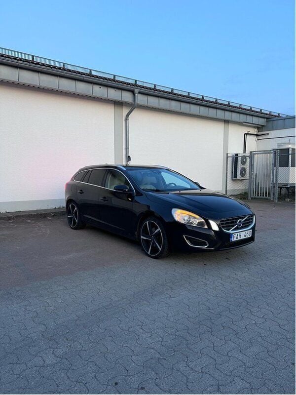 Svart Begagnad 2011 Volvo V60 Summum Kombi | 75 000 kr (Bra pris) - Bild 1/4