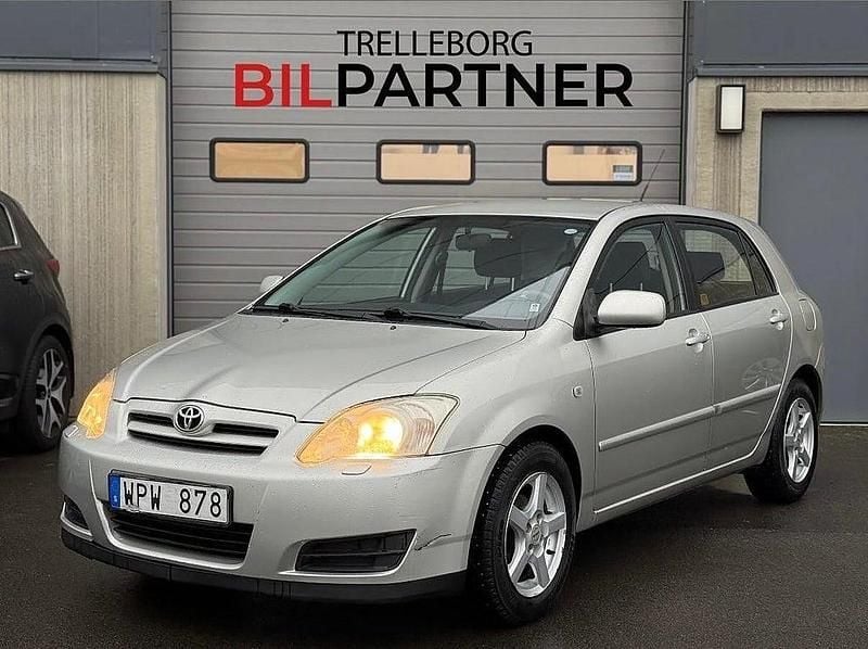 Silver Begagnad 2005 Toyota Corolla Halvkombi | 23 900 kr (Marknadspris) - Bild 1/4