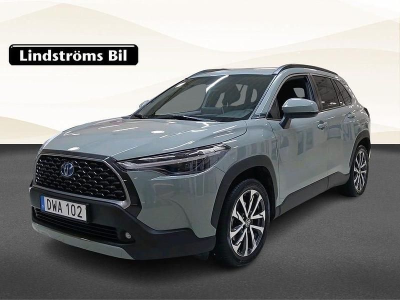 Grön Begagnad 2022 Toyota Corolla Cross Style SUV | 354 900 kr (Marknadspris) - Bild 1/3