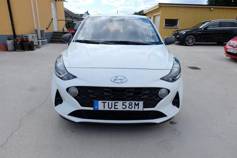 Vit Begagnad 2020 Hyundai i10 Essential Halvkombi | 99 900 kr (Bra pris) - Bild 1/4