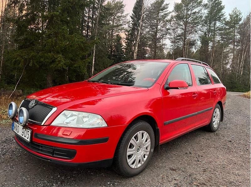 Röd Begagnad 2005 Skoda Octavia Kombi | 33 000 kr (Lite dyr) - Bild 1/4