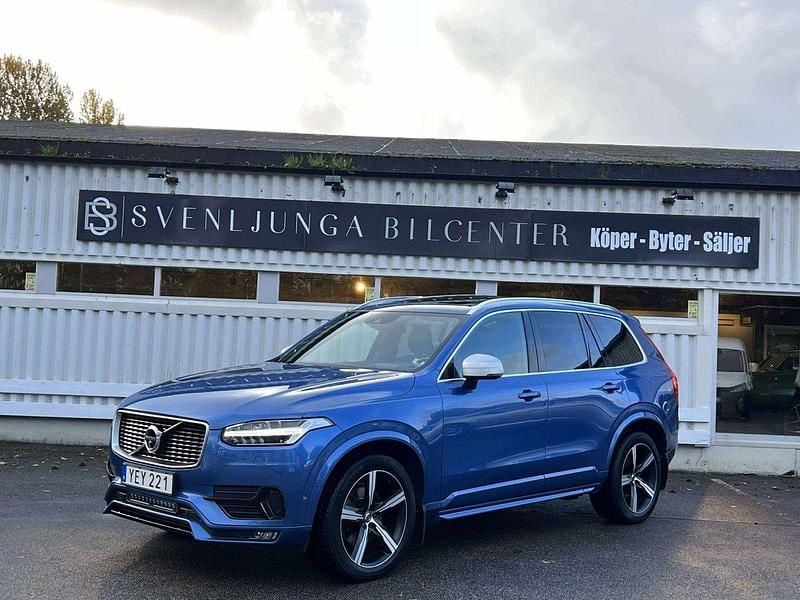 Blå Begagnad 2017 Volvo XC90 R-Design SUV | 339 900 kr (Marknadspris) - Bild 1/4