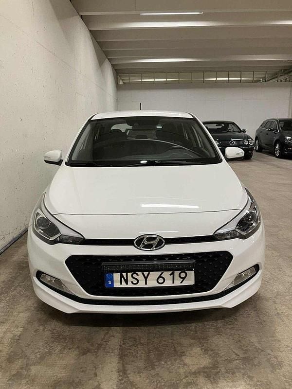 Vit Begagnad 2016 Hyundai i20 Halvkombi | 79 900 kr (Bra pris) - Bild 1/4