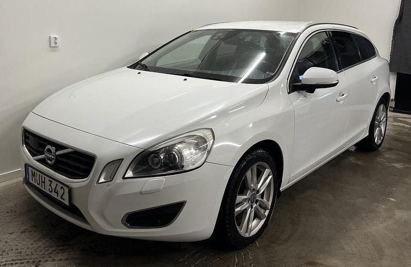 Vit Begagnad 2013 Volvo V60 Summum Kombi | 82 900 kr (Bra pris) - Bild 1/4