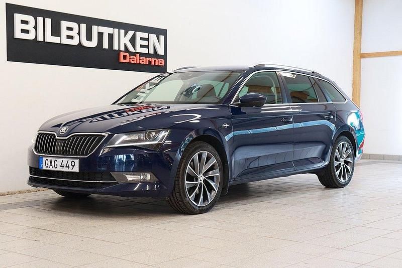 Blå Begagnad 2015 Skoda Superb LAURIN & KLEMENT Kombi | 154 500 kr (Marknadspris) - Bild 1/4