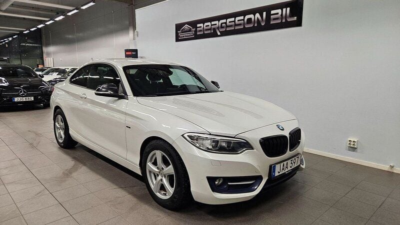 Vit Begagnad 2014 BMW 220 Sport Line Sportkupé | 179 900 kr (Lite dyr) - Bild 1/4