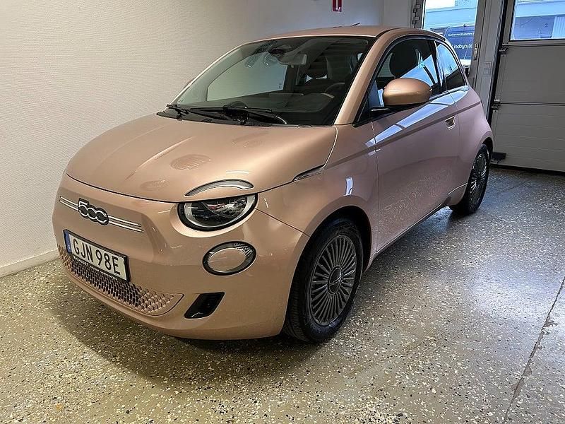 Begagnad Fiat 500e 86 kW (118 HK) 2022 Röd Halvkombi