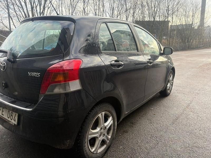 Begagnad Toyota Yaris 101 HK (74 kW) 2009 Svart Halvkombi
