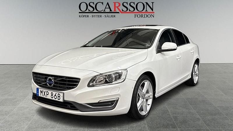 Vit Begagnad 2017 Volvo S60 Sedan | 194 900 kr (Marknadspris) - Bild 1/4