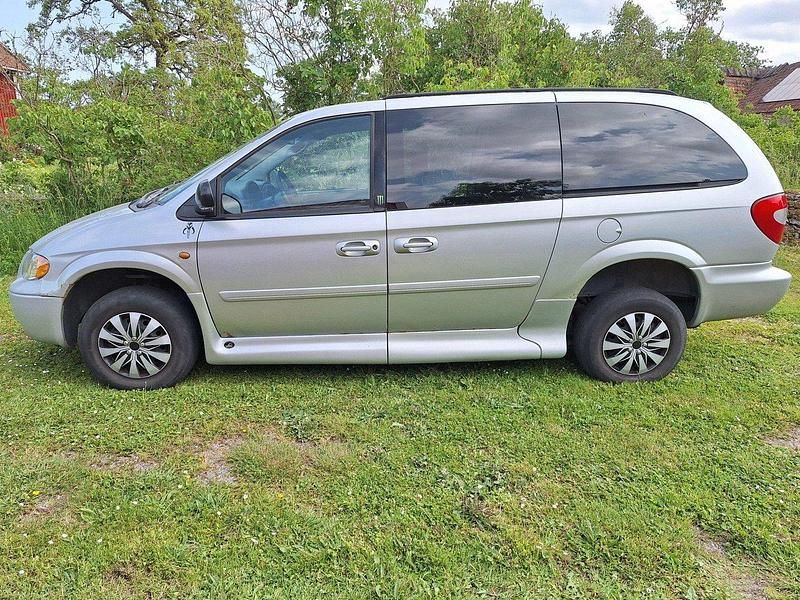 Silver Begagnad 2006 Chrysler Town & Country Minibuss | 45 500 kr - Bild 1/4