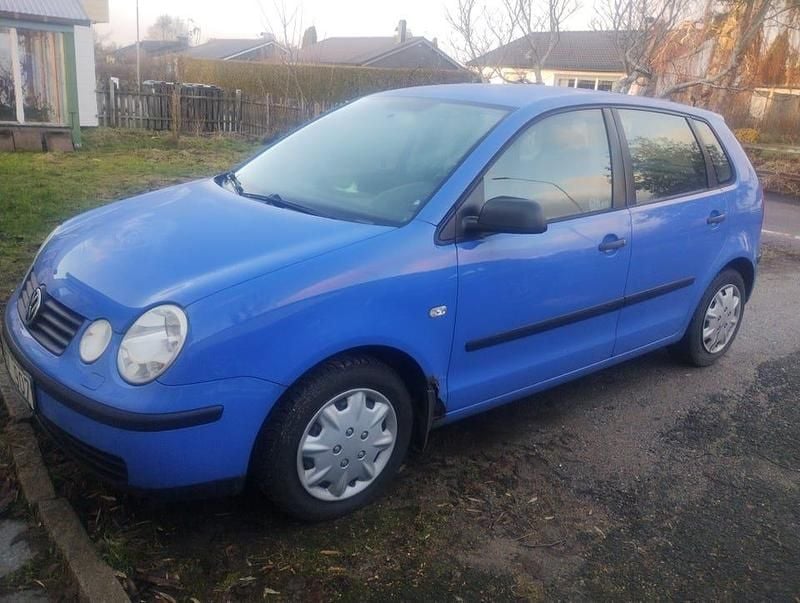 Blå Begagnad 2004 VW Polo Halvkombi | 8 000 kr (Superpris) - Bild 1/4