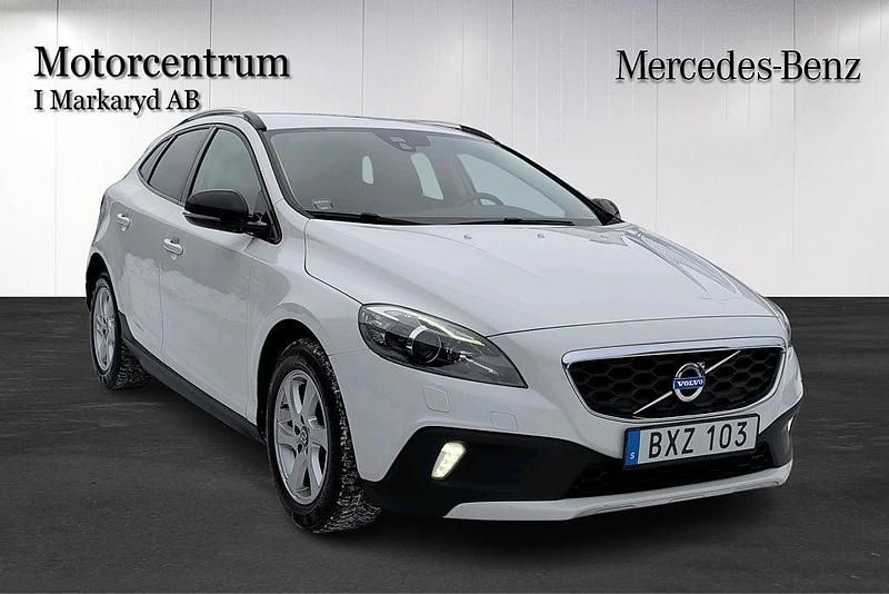 Begagnad Volvo V40 Momentum 114 HK (83 kW) 2014 Vit Halvkombi