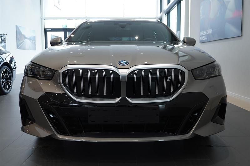 Ny BMW i5 Shadowline 250 kW (340 HK) 2025 Grå Kombi
