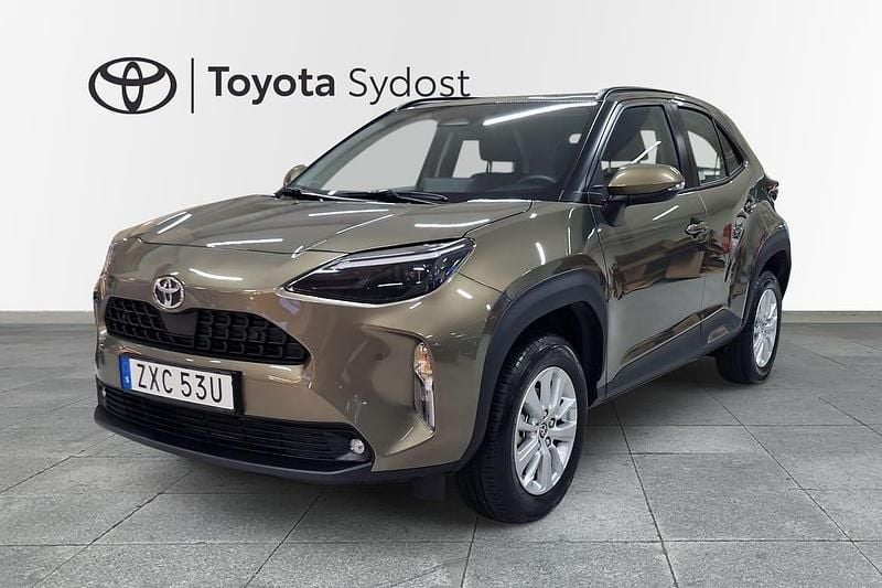 Grön (oxide bronze metallic) Begagnad 2025 Toyota Yaris Hybrid Active SUV | 295 000 kr (Marknadspris) - Bild 1/4
