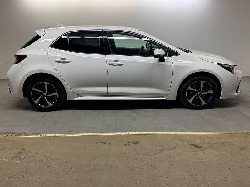 Vit Begagnad 2023 Toyota Corolla Hybrid Plus Halvkombi | 269 900 kr (Bra pris) - Bild 1/4