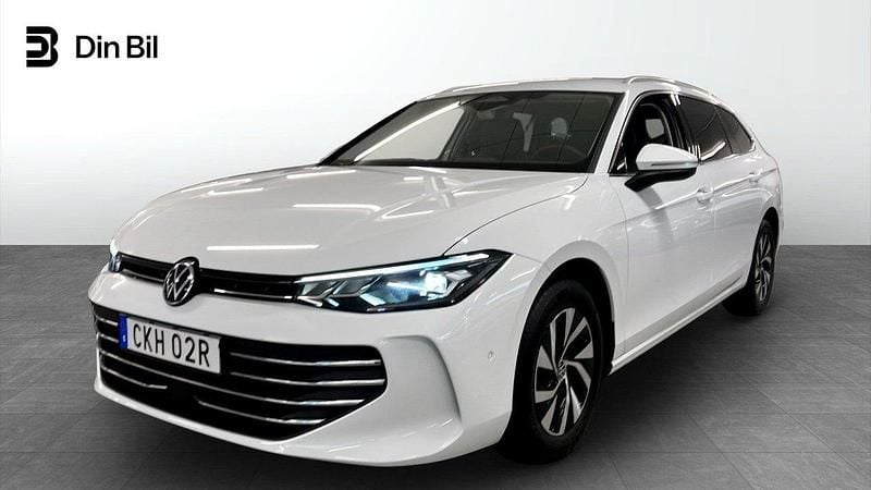 Vit Begagnad 2024 VW Passat Business Kombi | 345 900 kr (Lite dyr) - Bild 1/4