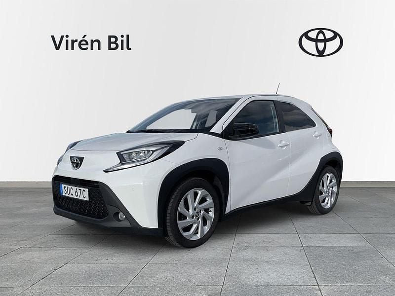 Vit Begagnad 2022 Toyota Aygo X-play Halvkombi | 185 000 kr (Marknadspris) - Bild 1/3