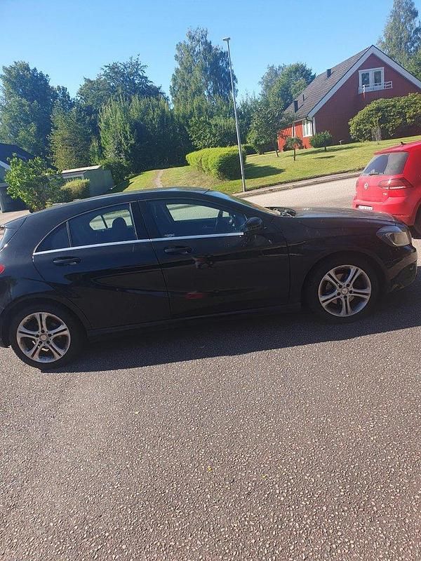 Svart Begagnad 2015 Mercedes A180 Urban Halvkombi | 132 000 kr (Marknadspris) - Bild 1/4