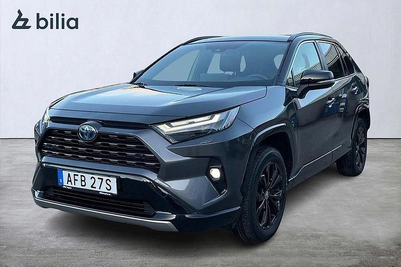 Grå Begagnad 2023 Toyota RAV4 Hybrid Style SUV | 399 900 kr (Marknadspris) - Bild 1/3