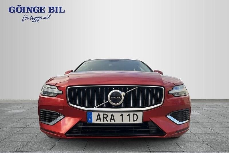 Begagnad Volvo V60 Core 355 HK (261 kW) 2023 Röd Kombi