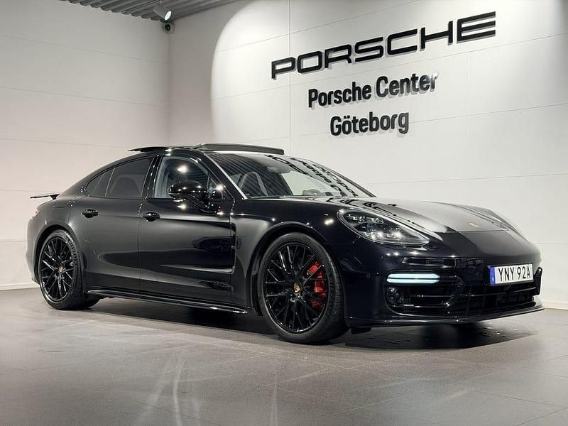 Svart (black) Begagnad 2020 Porsche Panamera GTS Sedan | 849 000 kr - Bild 1/4