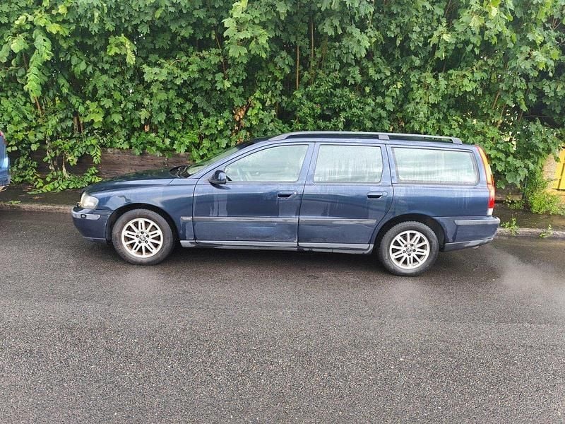 Blå Begagnad 2002 Volvo V70 Kombi | 23 000 kr (Marknadspris) - Bild 1/4