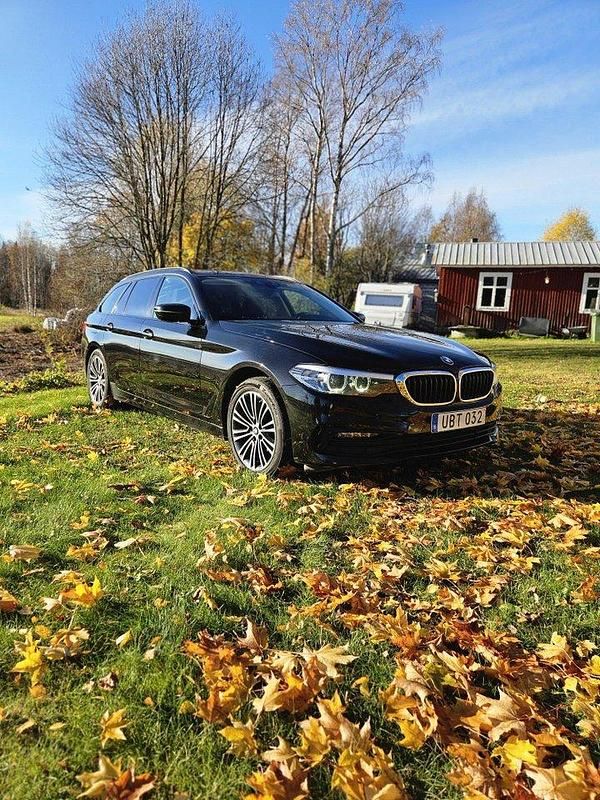 Svart Begagnad 2019 BMW 520 Sport Line Kombi | 249 900 kr (Marknadspris) - Bild 1/4