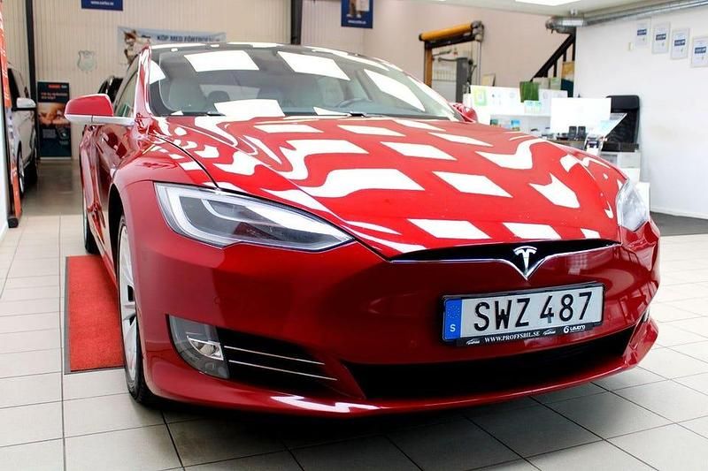Begagnad Tesla Model S 386 kW (525 HK) 2018 Röd Halvkombi