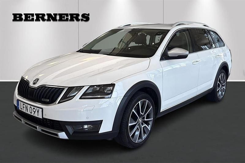 Vit Begagnad 2020 Skoda Octavia Scout Kombi | 199 900 kr (Marknadspris) - Bild 1/4