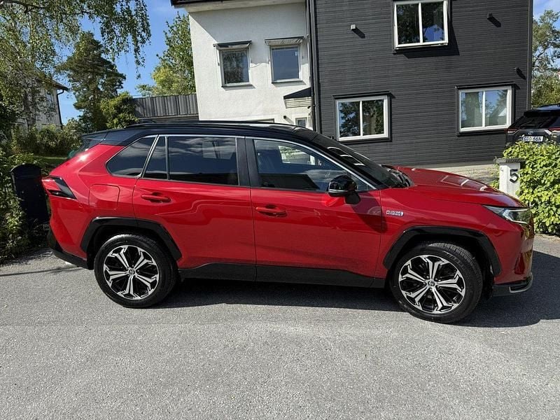 Röd Begagnad 2021 Toyota RAV4 Hybrid Premium SUV | 395 000 kr (Marknadspris) - Bild 1/4