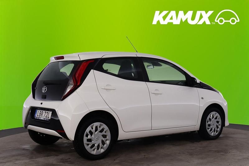 Begagnad Toyota Aygo X-play 72 HK (52 kW) 2020 Vit Halvkombi