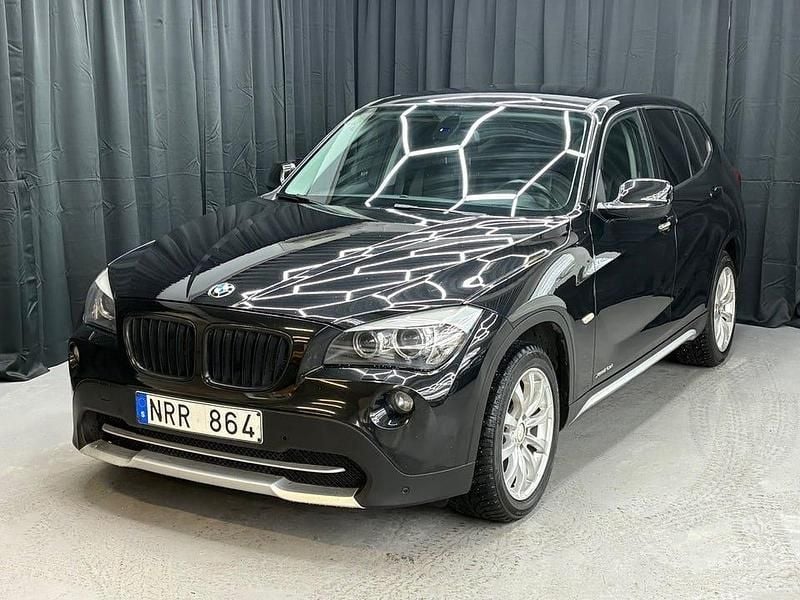 Svart Begagnad 2010 BMW X1 SUV | 79 900 kr (Marknadspris) - Bild 1/4