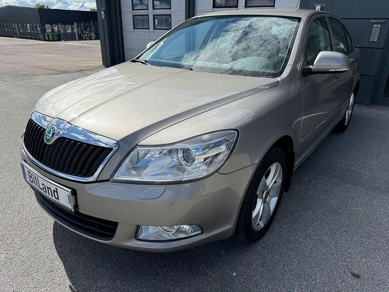 Ljusbrun (brun) Begagnad 2012 Skoda Octavia Elegance Halvkombi | 49 900 kr (Superpris) - Bild 1/4