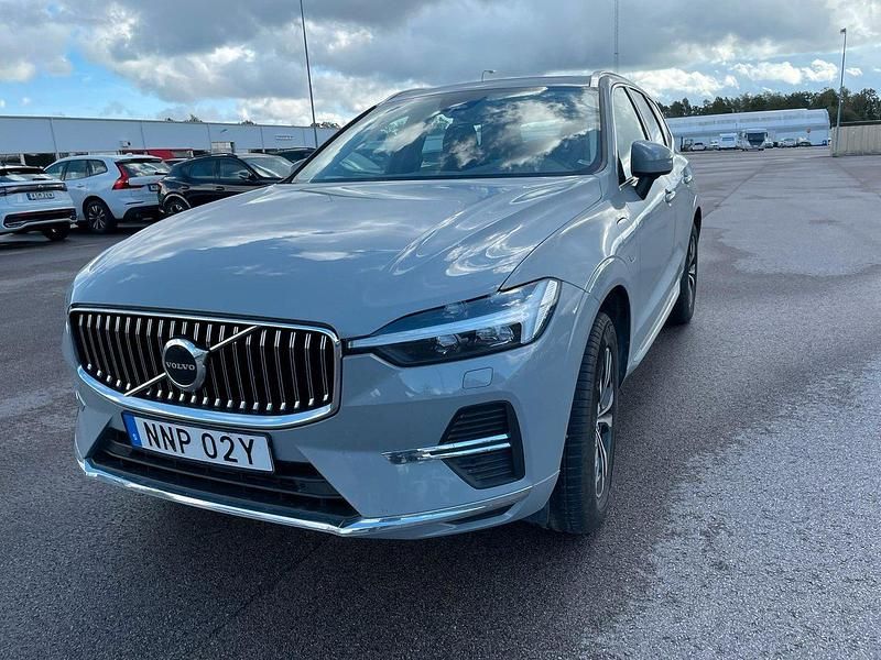 Grå (vapour grey metallic) Begagnad 2025 Volvo XC60 Core SUV | 545 000 kr (Marknadspris) - Bild 1/2