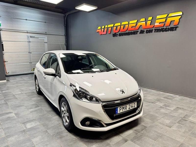 Vit Begagnad 2017 Peugeot 208 Halvkombi | 114 900 kr (Marknadspris) - Bild 1/4