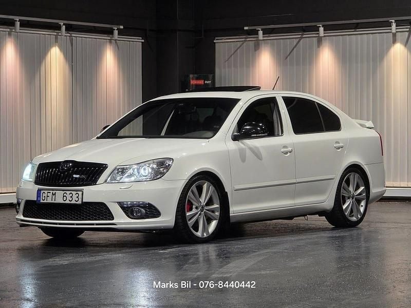 Vit Begagnad 2011 Skoda Octavia RS Halvkombi | 74 900 kr (Marknadspris) - Bild 1/4
