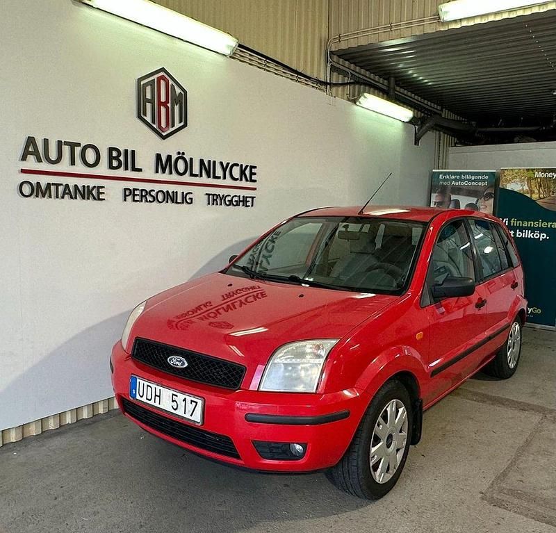 Röd Begagnad 2003 Ford Fusion Halvkombi | 26 900 kr (Superpris) - Bild 1/4