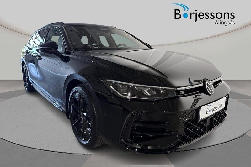 Svart Ny 2025 VW Passat R-line Kombi | 599 900 kr (Dyr) - Bild 1/4