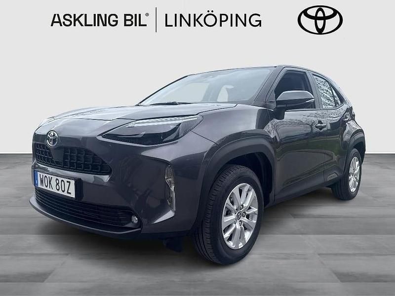 Grå Begagnad 2022 Toyota Yaris Hybrid Active SUV | 277 000 kr (Marknadspris) - Bild 1/3