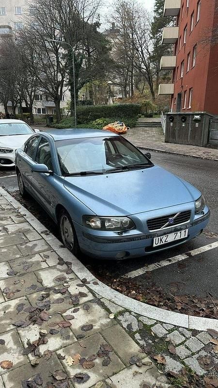 Blå Begagnad 2004 Volvo S60 Sedan | 20 000 kr (Superpris) - Bild 1/4