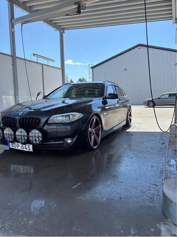 Grå Begagnad 2012 BMW 525 Kombi | 110 000 kr (Lite dyr) - Bild 1/4