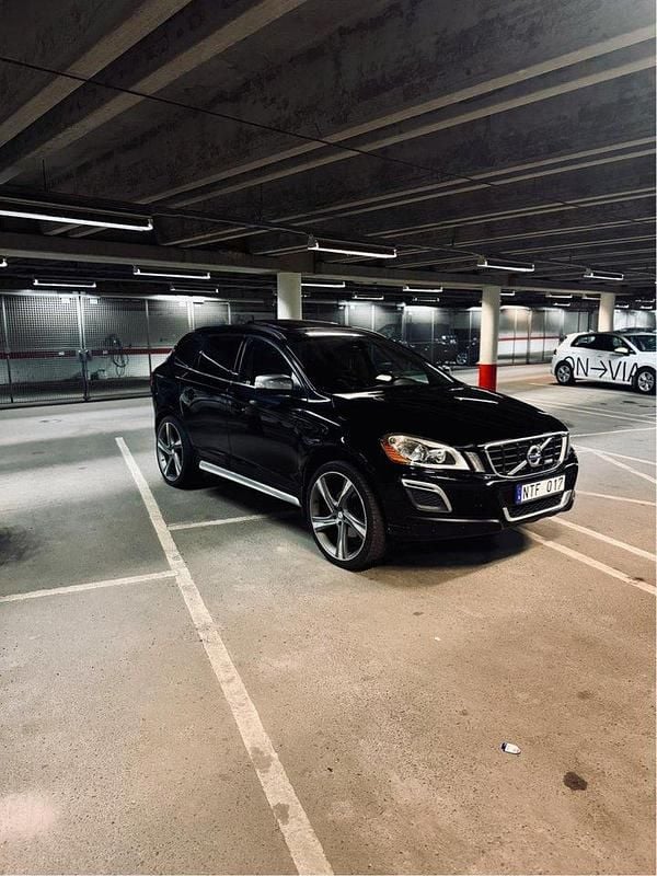 Svart Begagnad 2011 Volvo XC60 R-Design SUV | 90 000 kr (Bra pris) - Bild 1/4